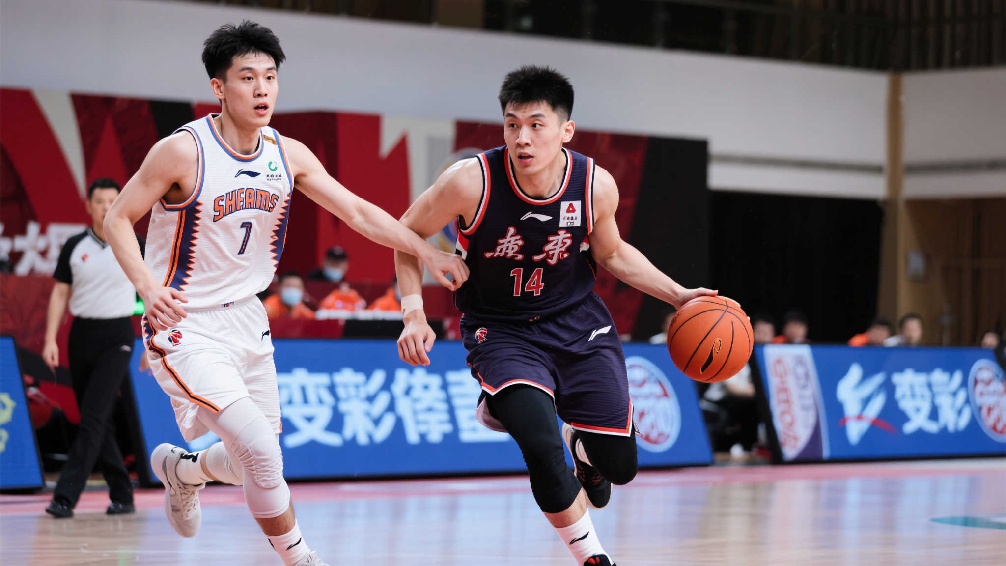 清华遭遇挑战:CUBAL上交半场43-33领先,顿家威高效14分杨曦皓陷入得分荒 尤为值得一提的是,上交核心球员顿家威状态火热。他不